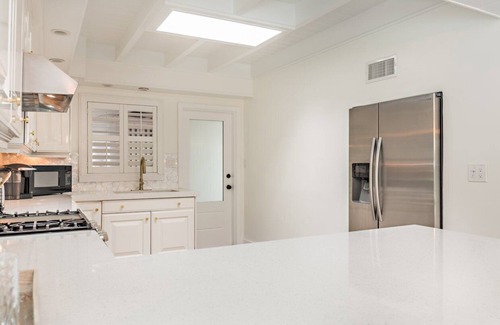 Central Beach House | Home Gem! Heated pool, lush backyard a block from the ocean on Central Beach!