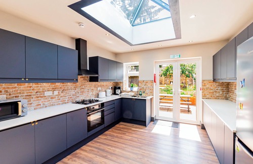 Heathrow Villages House | Home in a Hotel Style-London Heathrow Airport