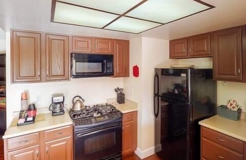 Paradise House | Home in the heart of Las Vegas, private pool and pet friendly.