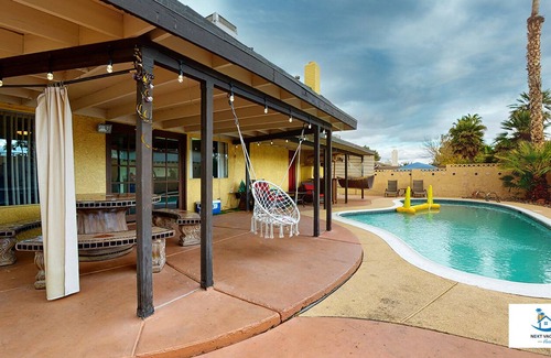 Paradise House | Home in the heart of Las Vegas, private pool and pet friendly.