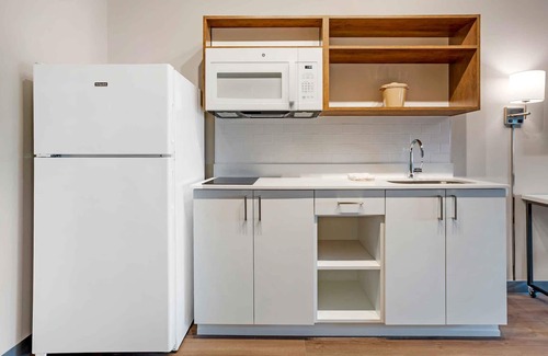 Trailer Estates Hotel | Home-Like Getaway w/Kitchen in Central Location | 3 Units