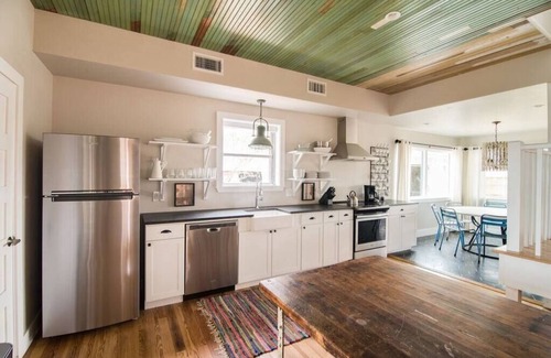 Fredericksburg House | Home minutes to wineries w/hot tub - The Oswald