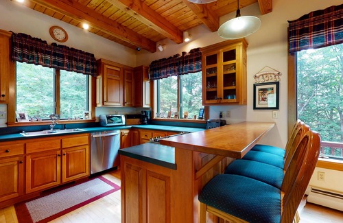 Ludlow House | Home near the Bull Run Trail with fireplace, washer/dryer & cable