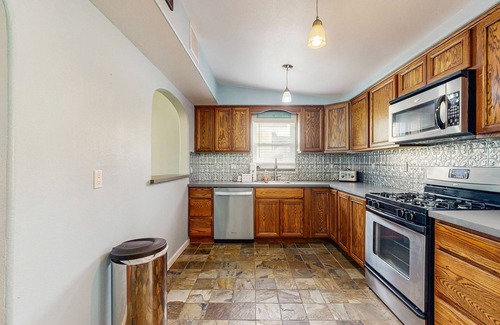 Galveston House | Home near The Strand & beach access with enclosed backyard, patio, & central AC