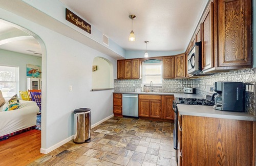 Galveston House | Home near The Strand & beach access with enclosed backyard, patio, & central AC