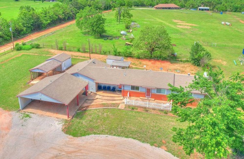 Guthrie House | Home on Acre / PET OK / RV OK / GROUPS WELCOME