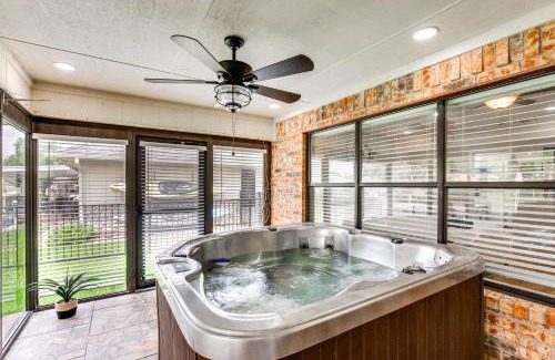 Granbury House | Home on Lake Granbury with Hot Tub 5 Mi to Dtwn!