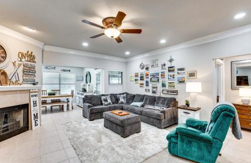 Granbury House | Home on Lake Granbury with Hot Tub 5 Mi to Dtwn!