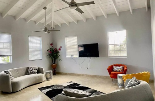Estate Solberg House | Home on the Hill with Ocean View