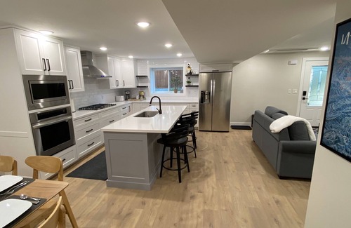 Sandy Apartment | Home Ski Home apartment - 15 minutes from ski resorts!