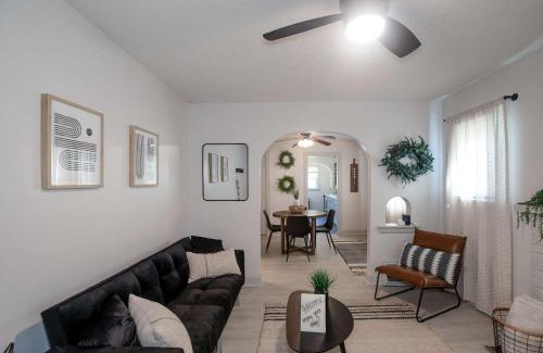 Sunnyside House | Home Sweet Home - Loft 3 BR - 1 BA WIFI SMART TV