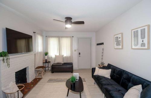 Sunnyside House | Home Sweet Home - Loft 3 BR - 1 BA WIFI SMART TV