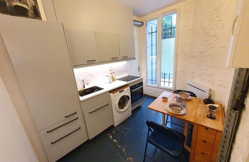 Quartier des Grandes-Carrieres Apartment | Home Sweet Home Montmartre Felix Ziem