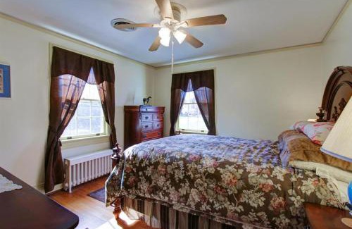 Lynchburg House | Home Sweet Home, Suite #2, near Liberty University, and Lynchburg Hospital, Deluxe Queen Size Bedroom