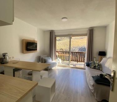 Enchastrayes Apartment | Home Sweet Sauze - Chaleureux appartement - Lumineux et calme - Vue sur la montagne