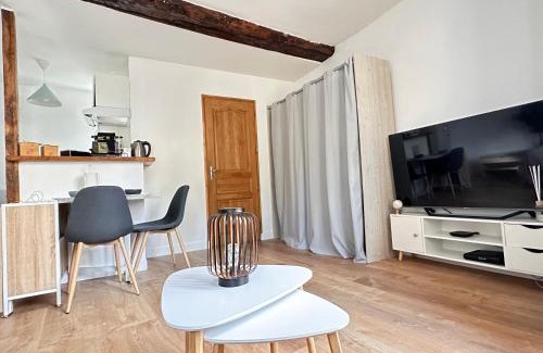 Notre-Dame Apartment | Home Up Pontoise