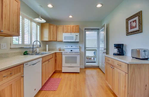 Williamstown House | Home w/Hot Tub + Deck ~ 3 Mi to Ark Encounter!
