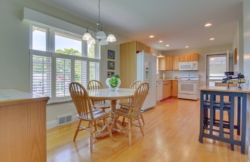 Williamstown House | Home w/Hot Tub + Deck ~ 3 Mi to Ark Encounter!