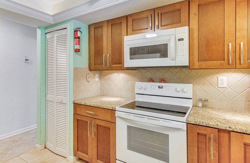 Iona House | Home w/Space to Unwind Near Fort Myers Beach!
