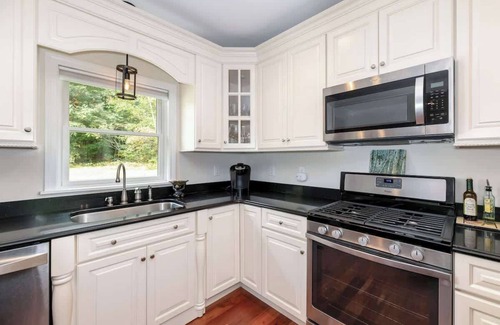 North Woodstock House | Home Walking Distance to Woodstock & Ice Castles