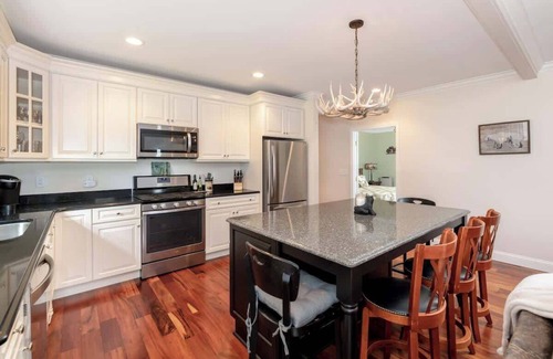 North Woodstock House | Home Walking Distance to Woodstock & Ice Castles