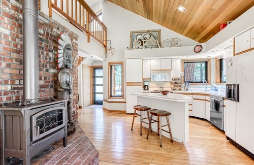 Sisters House | Home with a private hot tub, shared pool, & National Forest at your backdoor