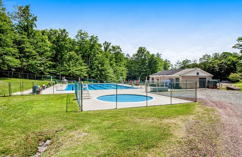 Thornhurst House | Home with deck, kayak, & access to private beach & pool - near skiing, lake