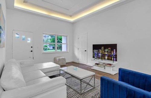 El Portal House | Home with Pool & Peacocks in Central Miami