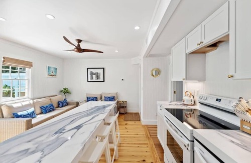Cannonborough Elliotborough House | Home With Private Pool 'The Blue Lagoon'