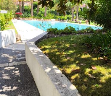 Vallauris Apartment | Home2Sea - Piscine, Jardin, studio cabine, 1 canapé lit convertible 2 ADULTES, 1 lit superposé triple 3 ENFANTS ou ADOS
