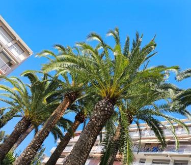 Vallauris Apartment | Home2Sea - Piscine, Jardin, studio cabine, 1 canapé lit convertible 2 ADULTES, 1 lit superposé triple 3 ENFANTS ou ADOS