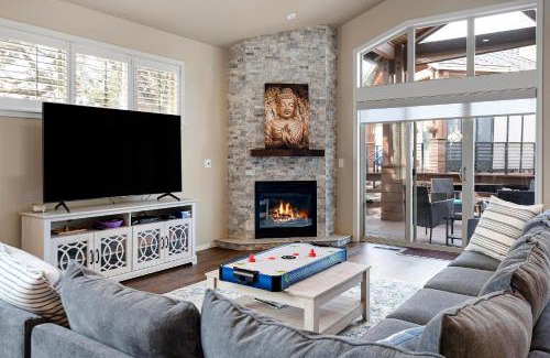 Redmond House | HomeAway Vacation Rental - Eagle Crest - Meredith Lodging