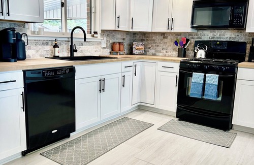 Littleton House | Homebase 4BR/3BA, Park, Fire-pit, Gym Equip, Theatre, Kids Room, Arcade, AC