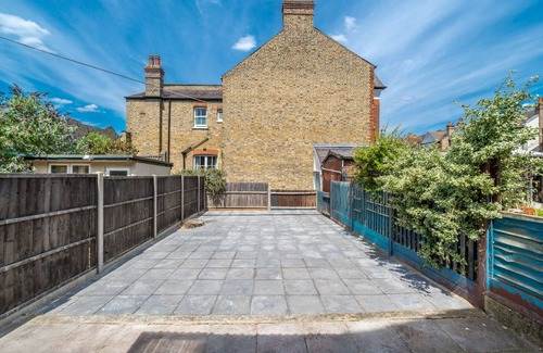 Bowes House | Homely 4-bedroom Home With 2 Baths & Free Parking