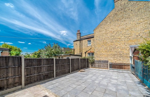 Bowes House | Homely 4-bedroom Home With 2 Baths & Free Parking