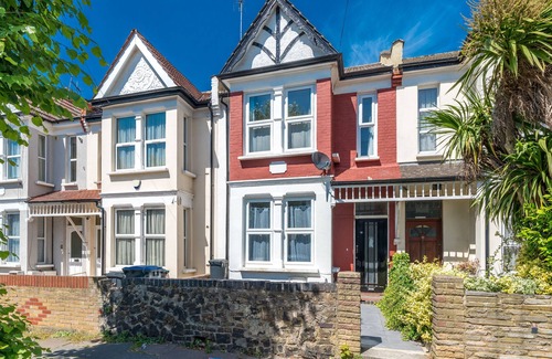 Bowes House | Homely 4-bedroom Home With 2 Baths & Free Parking