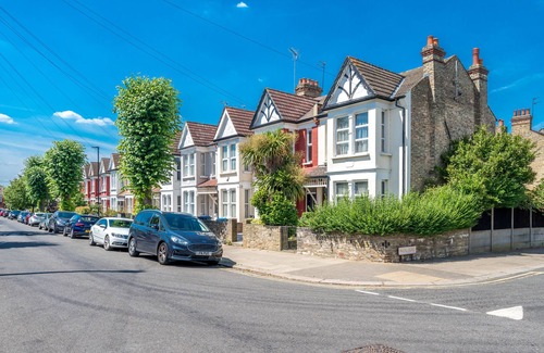 Bowes House | Homely 4-bedroom Home With 2 Baths & Free Parking