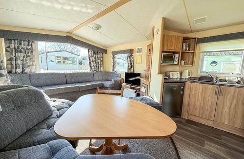Hunstanton House | Homely 8 berth caravan at Manor Park, near Hunstanton Beach ref 23004B