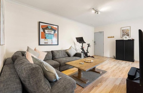 Bondi Junction Apartment | Homely-bright, air con, car spc