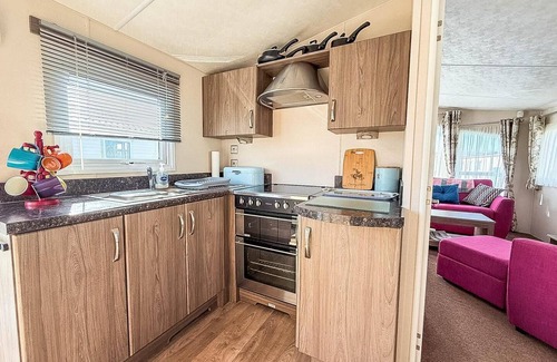 Hunstanton House | Homely caravan with decking at Manor Park, Hunstanton ref 23036C