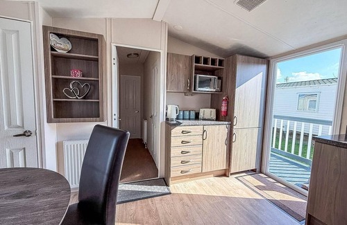 Hunstanton House | Homely caravan with decking at Manor Park, Hunstanton ref 23036C