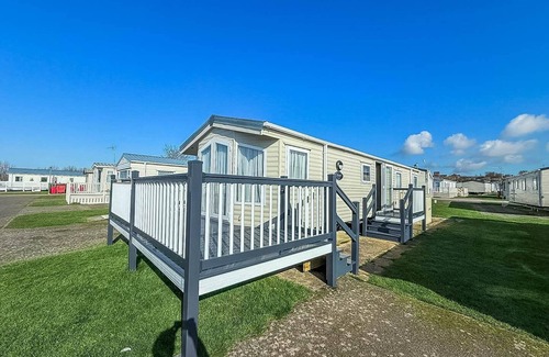 Hunstanton House | Homely caravan with decking at Manor Park, Hunstanton ref 23036C