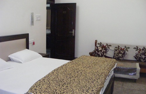 Amer Fort Road Hotel | Homely comfortable Hotel Vacation for large and small groups/families