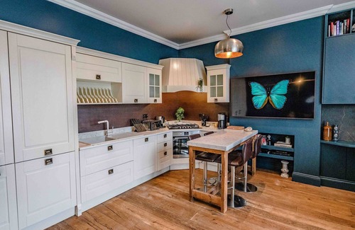 Cantelowes Apartment | Homely Kentish Town Garden Apartment with Terrace