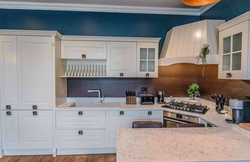 Cantelowes Apartment | Homely Kentish Town Garden Apartment with Terrace