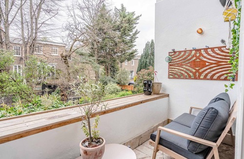 Cantelowes Apartment | Homely Kentish Town Garden Apartment with Terrace