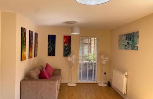 Cambridge House | Homely & Warm Trumpington House w Parking, 5 mins drive to Bio Medical Campus, Addenbrooke's & Papworth hospitals