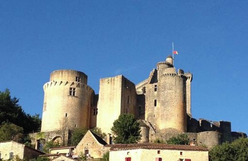 Blanquefort-sur-Briolance Villa | Homerez - Villa in Blanquefort-sur-Briolance