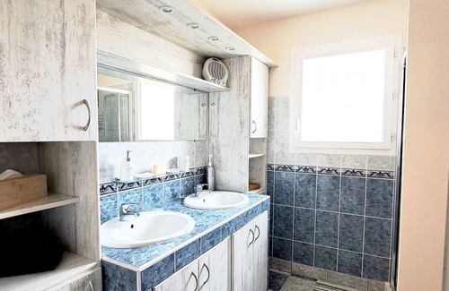 Saint-Philippe-du-Seignal House | Homerez - House for 4 pers. with garden in Saint-Philippe-du-Seignal
