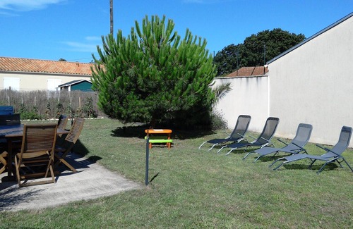 Marennes House | Homerez - 200 m away from the beach! House for 8 ppl. with garden at Marennes